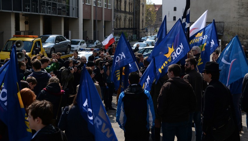 Akcja "Stop podatkowi PIT" w Gdańsku. Janusz Korwin - Mikke i happening pod Neptunem [ZDJĘCIA]