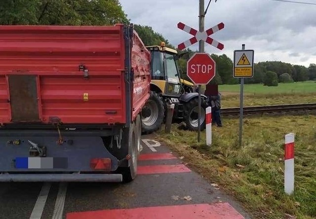 Pociąg relacji Wieluń - Tarnowskie Góry uderzył w traktor. Jedna osoba została ranna