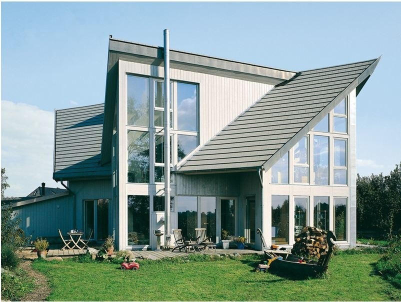 Na nowoczesnym, symetrycznym projekcie domu z prostym dachem...