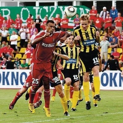Marcelo (z lewej) w walce o piłkę z Vaidasem Viktoraviciusem Fot. Krzysztof Porębski