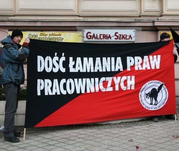 Kilku związkowców Inicjatywy Pracowniczej uzbrojonych w czarno-czerwone flagi pikietowało wczoraj pod siedzibą opolskiego GUS.