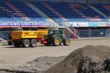 Na stadion Piasta Gliwice wjechał ciężki sprzęt. Obiekt otrzyma nową murawę