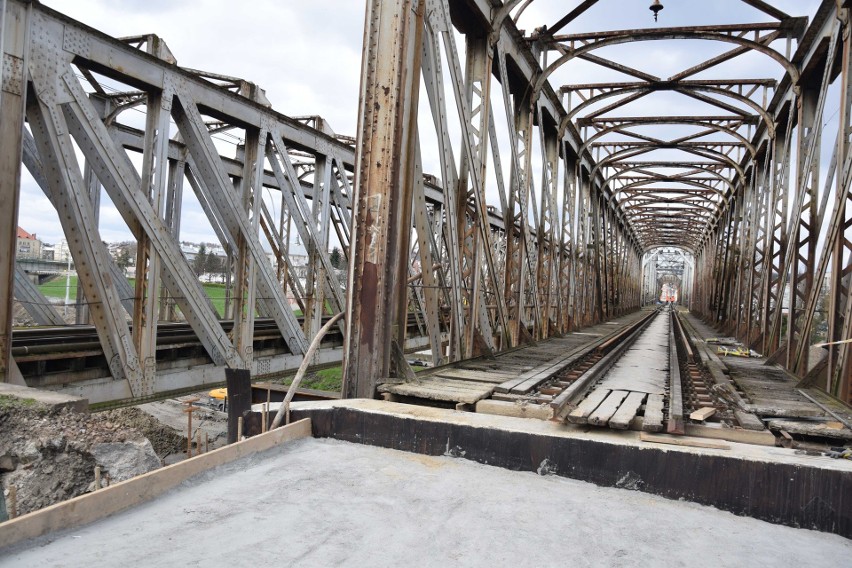 Trwa budowa nowego mostu kolejowego w Przemyślu.