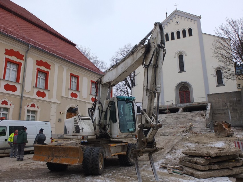 Kolejny problem z remontem największych schodów w Opolu [zdjęcia]