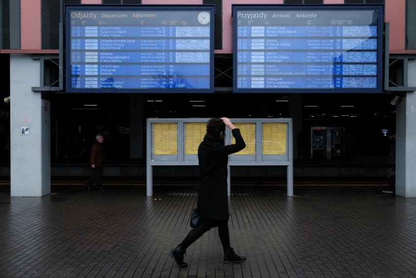 PKP Poznań: Duże opóźnienia pociągów. Pasażerowie muszą...