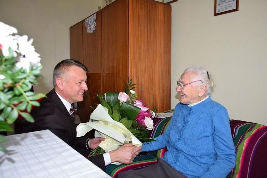 100 lat świętuje pani Helena Luba z Mirca. Bardzo lubi czytać książki