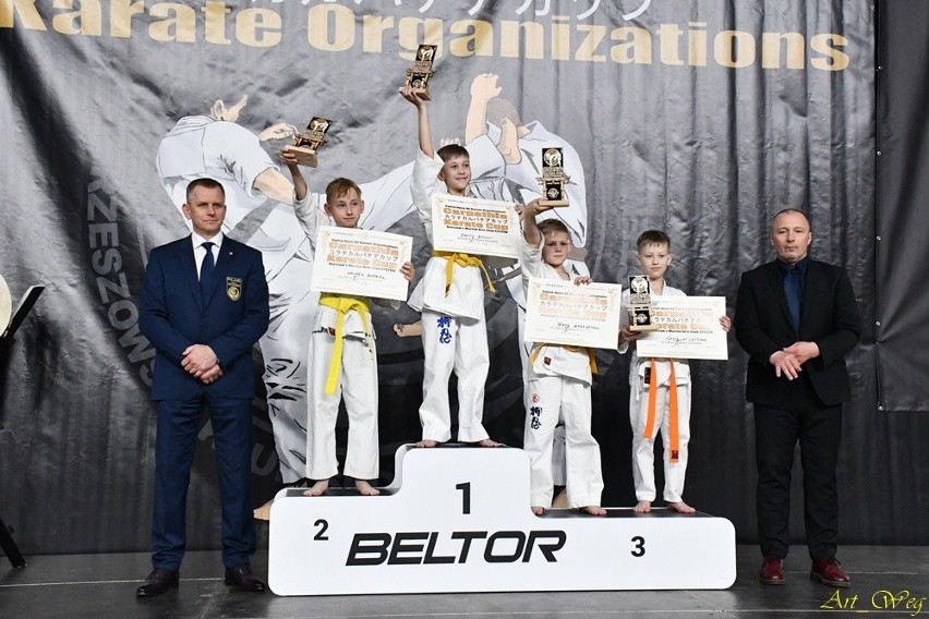 8 medali zawodników Karate Klub Morawica na turnieju CARPATHIA CUP Rzeszów. Startowało ponad 700 zawodników z 8 krajów. Zobacz zdjęcia
