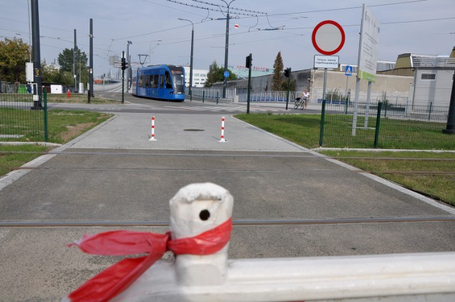 Estakada miała służyć także służbom ratunkowym. Wjazdu od Wielickiej strzegą jednak słupki zamknięte na kłódkę.