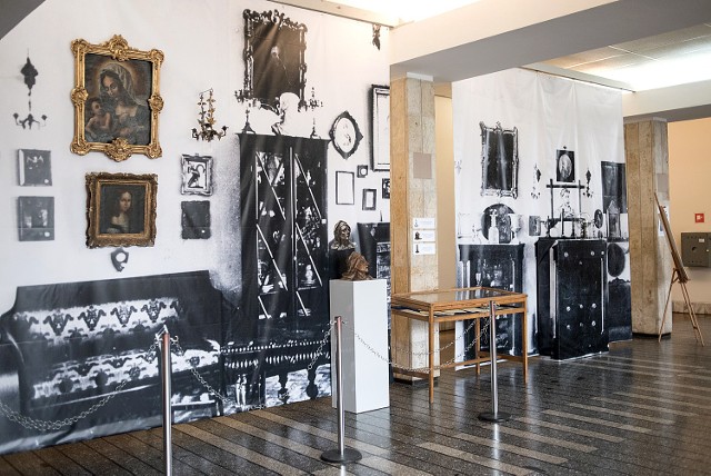 Współczesna wystawa na KUL, odnalezione dzieła sztuki zostały wkomponowane w fototapetę z powiększonym zdjęciem muzealnego wnętrza z około 1934 roku.