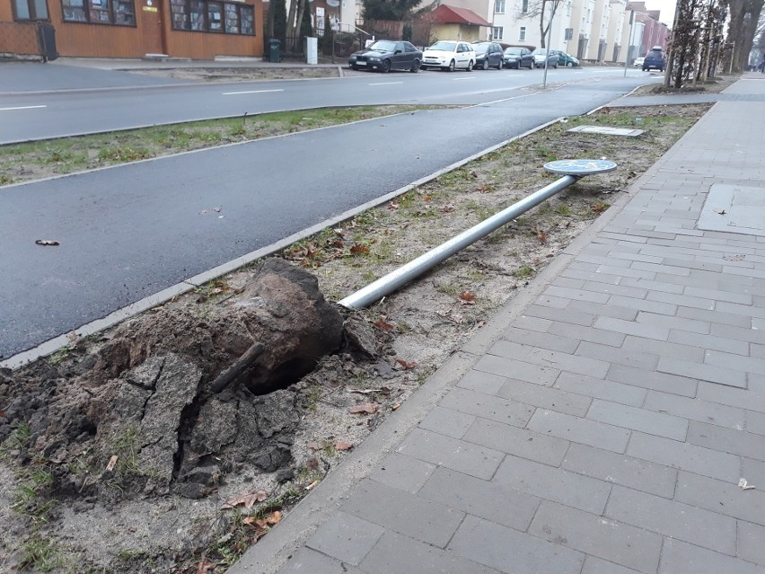 Aleja Żołnierza w Stargardzie, powalone znaki drogowe leżą...