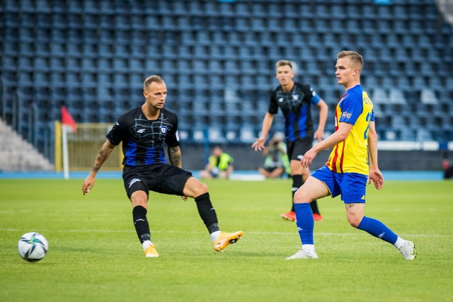 Zawisza Bydgoszcz przegrał drugi mecz w III lidze. W sobotę niebiesko-czarni ponownie przegrali 0:2. Tym razem na wyjeździe z Sokołem Kleczew. Na oficjalnym profilu zespołu kibice komentowali grę zespołu.Na kolejnych stronach opinie fanów Zawiszy. Aby się z nimi zapoznać należy przesuwać palcem po ekranie smartfonu lub strzałkami w komputerze>>>