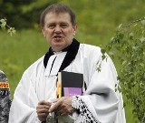 Pastor Jan Byrt ze Szczyrku rozdaje kalendarze. Dwa wysłał prezydentowi i premierowi