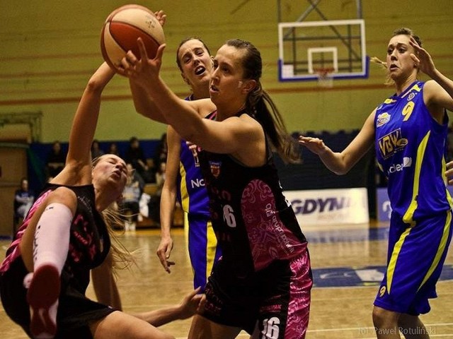 Karolina Wilk (nr 16) była jedną z wyróżniających się zawodniczek Basketu 25