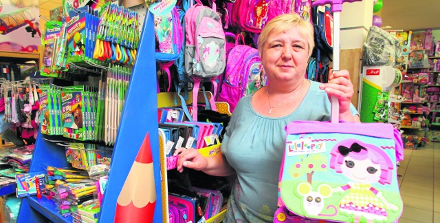 Jolanta Zapała ze sklepu Natalia w Domu Handlowym Tęcza w Kielcach prezentuje jeden z popularnych w tym roku plecaków ze specjalnym uchwytem i kółkami. Zamiast obciążać kręgosłup, można go ciągnąć.