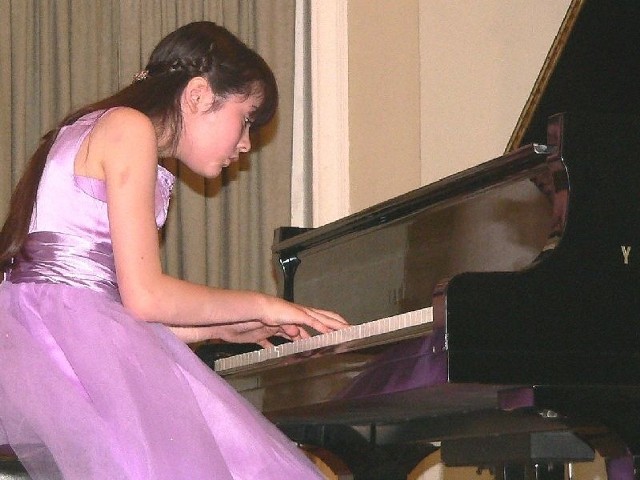 W szykownej sukni lila, na czarnym fortepianie &#8211; amerykańska nastolatka Umi Garrett zagrała w Marconim "Sonatę księżycową&#8221;, podbijając serca publiczności XIX Lata z Chopinem.