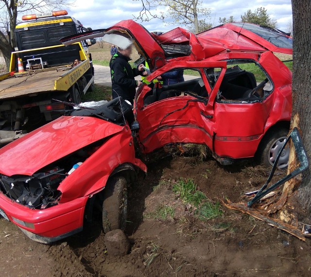 Do tej tragedii doszło w poniedziałek po godzinie 9. W miejscowości Siemień Nadrzeczny (pow. łomżyński) golf zjechał z drogi i uderzył w drzewo.>> Zawsze aktualne i ciekawe informacje z woj. podlaskiego i części warmińsko-mazurskiego, zdjęcia, wideo tylko na www.wspolczesna.pl 