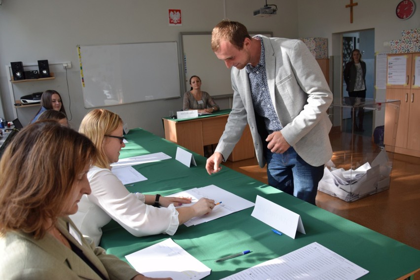 Wybory parlamentarne w lokalu wyborczym w Wachowie.