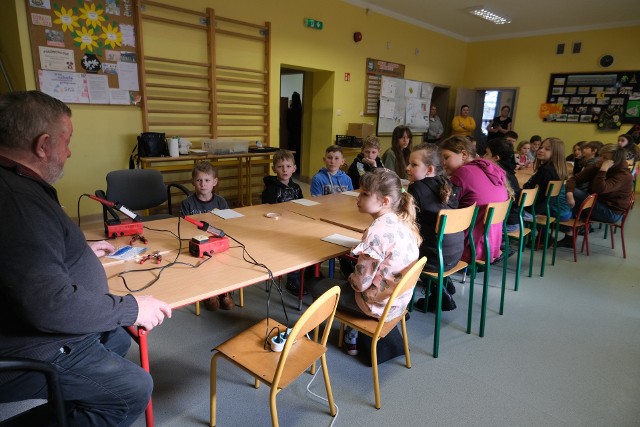 Podczas zajęć zorganizowanych przez Miejsko-Gminny Ośrodek Kultury w Skaryszewie dzieci miały okazję zobaczyć, jak powstają witraże.