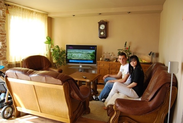 Adrian Frańczak i jego narzeczona Katarzyna najwięcej czasu spędzają w salonie.