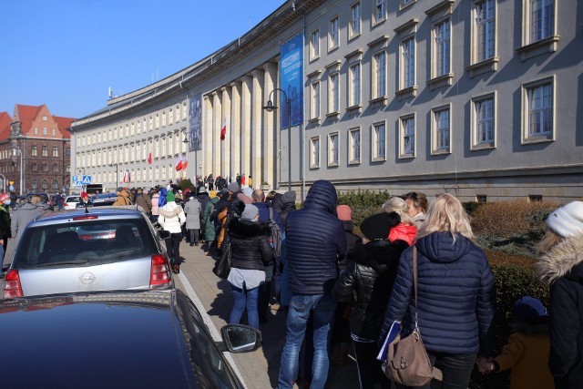 We wtorek (1 marca) od rana przed Dolnośląskim Urzędem Wojewódzkim ustawiają się kolejki