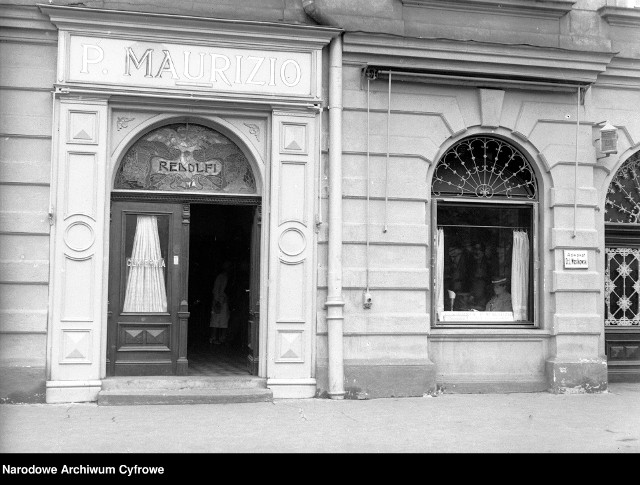 Najsłynniejszą cukiernią w przedwojennym Krakowie był lokal Parysa Maurizio w Kamienicy Kencowskiej przy Rynku Głównym. Tu na zdjęciu z 1938 roku.