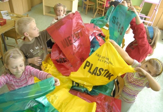 Dzieci z podstawówki nr 2 przygotowują się do Sprzątania Świata. Fot. Krzysztof Tomasik