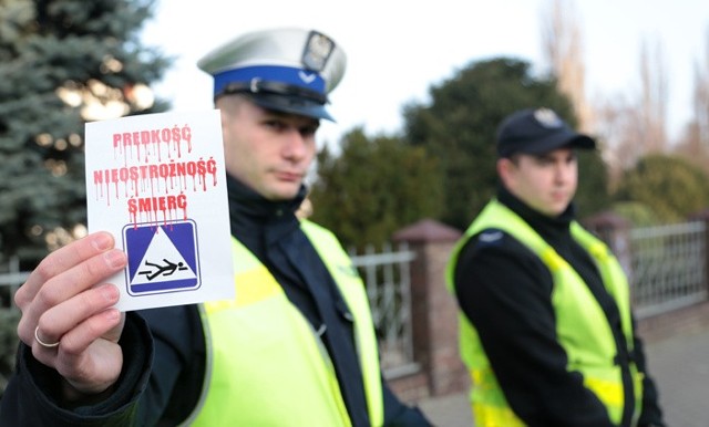 Zielonogórska drogówka rozpoczęła akcję rozdawania ulotek pieszym i kierowcom. Wszystko po to, aby przypomnieć o bezpieczeństwie.W niedzielę, 13 grudnia pod kołami fiata zginął potrącony pieszy. Do tragedii doszło w Sulechowie. Potrącenie to nadal poważny problem nie tylko w Zielonej Górze. Zielonogórska drogówka oprócz manatów za łamanie przepisów kolejny raz rozdaje ulotki. Po co? – Żeby zwrócić uwagę na problem i przypomnieć kierującym oraz pieszym o bezpieczeństwie na drogach oraz przejściach dla pieszych – mówi podinsp. Jarosław Tchorowski, naczelnik zielonogórskiej drogówki.We wtorek, 15 grudnia ulotki z przyciągającymi uwagę hasłami trafiły do pieszych na ul. Wojska Polskiego koło Elżbietanek oraz kierowców na parkingach. Ma to zwrócić uwagę na problem potrąceń, do których dochodzi w mieście. – Ulica to nie jest pole walki, na którym coś chcemy komuś udowodnić. Na drodze ma być bezpiecznie dla każdego – wyjaśnia podinsp. Tchorowski.– Dobrze, że coś takiego robicie, ostrzegacie, przypominacie – powiedziała Krystyna Zając do funkcjonariuszy. Ludzie biorący ulotki czytali. – Obrazki dość mocno trafiają do wyobraźni – przyznał pan Karol.Aż do 60 proc. potrąceń dochodzi na pasach, czyli tam, gdzie pieszy powinien czuć się bezpieczny. W 21 proc. przypadkach zdarzenia mające miejsce na przejście są spowodowane z winy pieszego. Reszta jest to winą kierowców.Przeczytaj też:   Akcja na S3. Policjanci odzyskali range rovery [WIDEO, ZDJĘCIA]