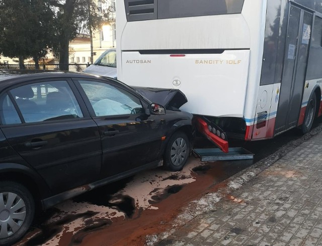 Kierowca opla w piątek, 22 stycznia wjechał w stojący autobus