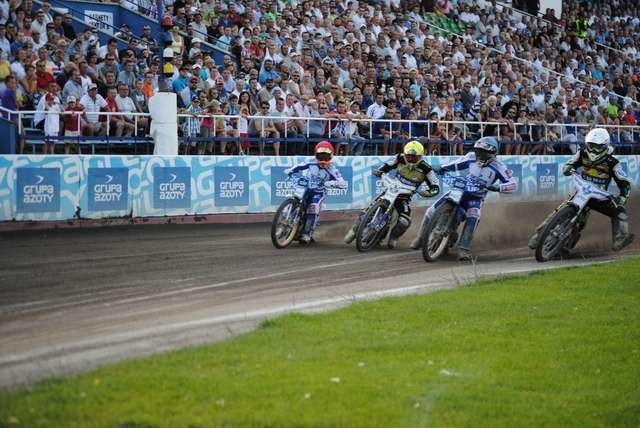 Start do „kluczowego”, 12. wyścigu w Tarnowie. Od lewej Artiom Łaguta, Darcy Ward, Ernest Koza i Paweł Przedpełski. Torunianie przegrali 1:5 i przewaga gospodarzy wzrosła w tym momencie do 10 punktów