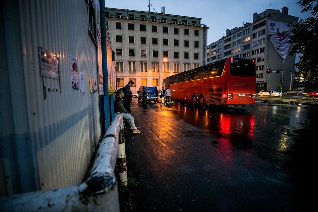 Stary dworzec autobusowy przy ul. Skargi w Katowicach pracuje bez większych zmian. To właśnie stąd co rusz odjeżdża kolejny nowoczesny autokar. Stąd odjedziemy m.in. do Berlina, Holandii, na Litwę i Ukrainę. Zobacz kolejne zdjęcia/plansze. Przesuwaj zdjęcia w prawo - naciśnij strzałkę lub przycisk NASTĘPNE