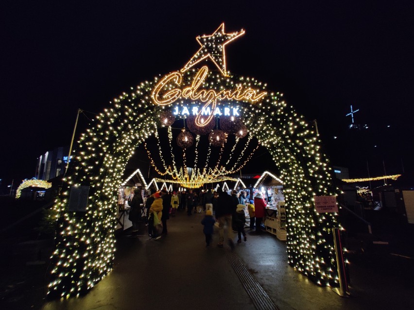 Gdynia zanurzyła się w świątecznym klimacie. Bożonarodzeniowe iluminacje wyglądają przepięknie! Zobacz, co można kupić w Gdyni na jarmarku