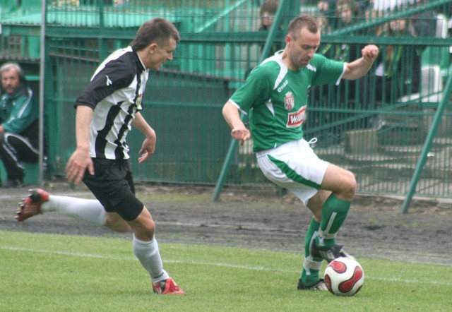 Krzysztof Wierzba (z piłką) zapewnił rezerwom Radomiaka Radom awans do następnej rundy Pucharu Polski.