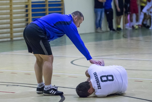 Do ciekawej sytuacji doszło w ćwierćfinale 27 Turnieju Grudniowego trójek piłkarskich. W Kielcach na SP 1 podczas meczu Bang – Czarodzieje Końskie na boisku przebywało pięciu aktualnych zawodników Neptuna.