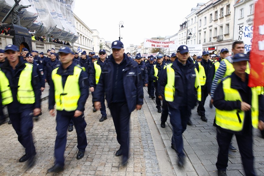 Protest policjantów w Warszawie. Mundurowi domagają się...