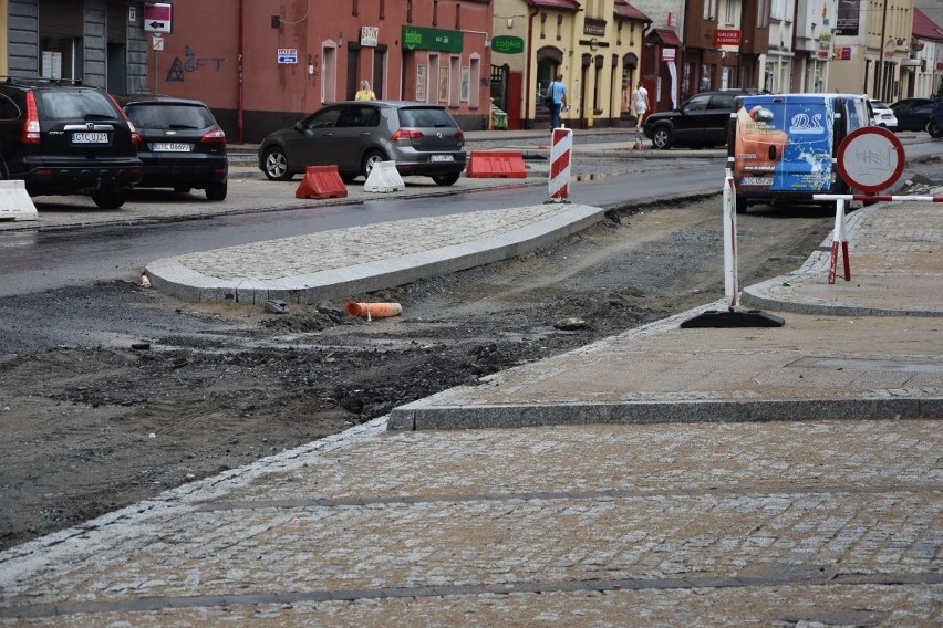 Przebudowa ulicy Gdańskiej w Tczewie uniemożliwiła pieszym swobodne przejście chodnikiem. Zdjęcia