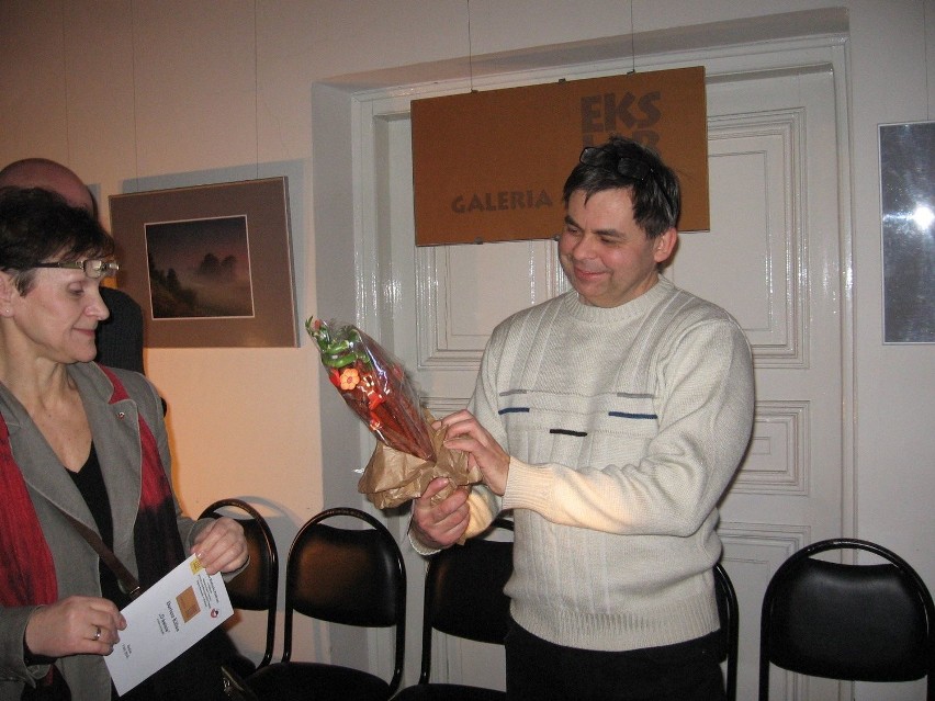 Dariusz Stelmach otrzymał od kolegów symbolicznego kwiatka