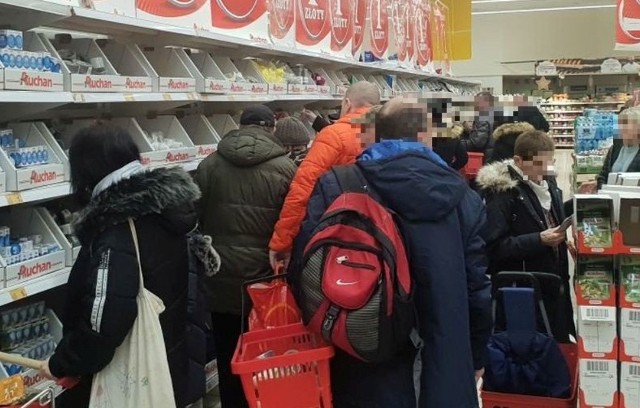 Co najmniej kilkadziesiąt produktów z bardzo różnego asortymentu pojawiło się na wyprzedaży w łódzkich hipermarketach Auchan. Przecenione są m.in. skarpetki, rajstopy, ściereczki kuchenne, artykuły spożywcze, a także gospodarstwa domowego. Niektóre produkty są tańsze nawet o 50 procent. ZDJĘCIA, CENY na kolejnych slajdach >>>