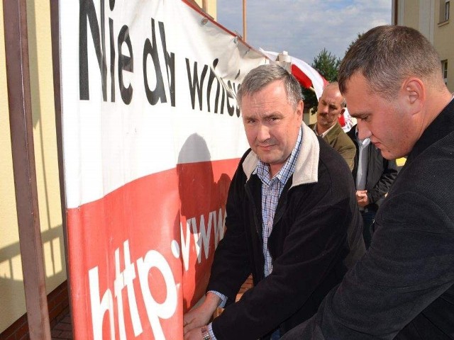 Transparent z napisem "Nie dla wniesienia do Bumaru&#8221; zwinęli w czwartek m.in. Bartosz  Cybulski (z prawej) i Wojciech Holc. Na bramie WZU ten baner wisiał od wielu miesięcy.