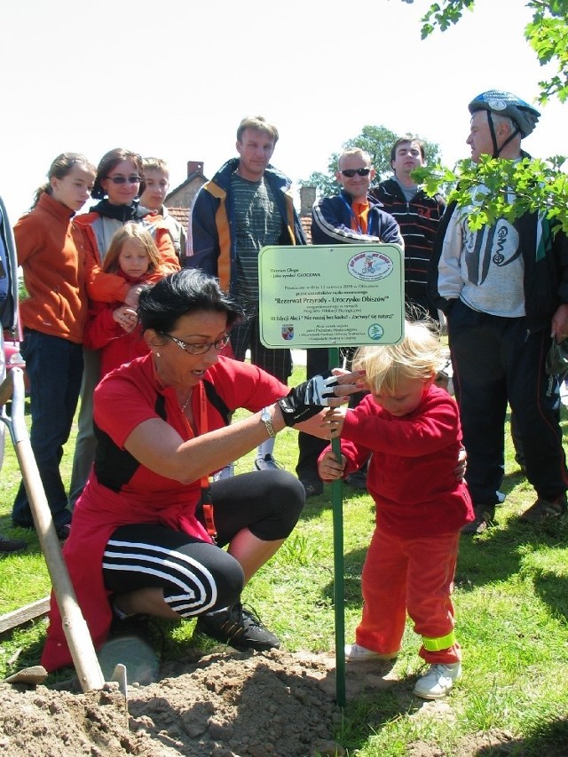 Najmłodsza uczestniczka rajdu Nie Ruszaj Bez Kasku, 2- latka Hania Sikorska, razem z Elżbietą Urbanowicz-Przysiężną sadziła drzewko - głóg.