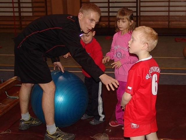 Żołnierze międzyrzeckiej brygady zorganizowali zajęcia sportowe dla podopiecznych sulęcińskiego Domu Dziecka.