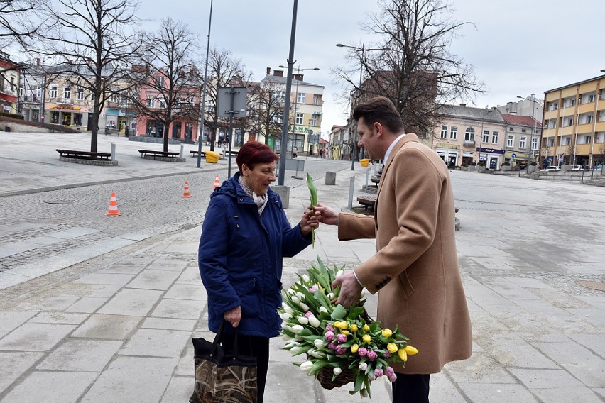 Gorlice. Symboliczny kwiatek oraz najlepsze życzenia dla wszystkich Pań. Tak burmistrz Rafał Kukla uczcił 8 dzień marca [ZDJĘCIA]