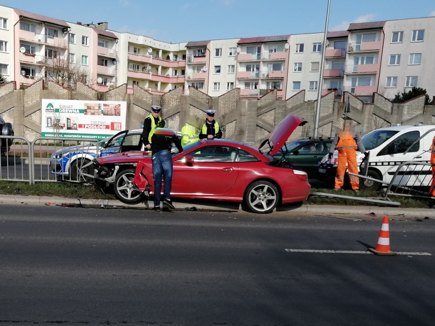 Wypadek przy Rondzie Solidarności w Koszalinie. Mercedes wypadł z drogi [ZDJĘCIA]