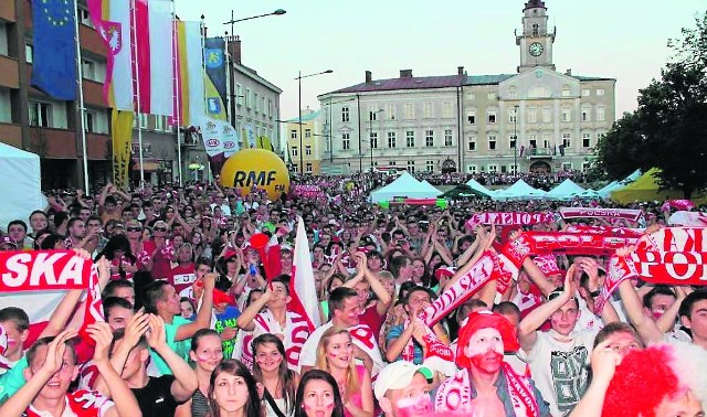 Tak kibicuje się reprezentacji Polski na gorlickim rynku. Strefa może pomieścić 2 000 kibiców