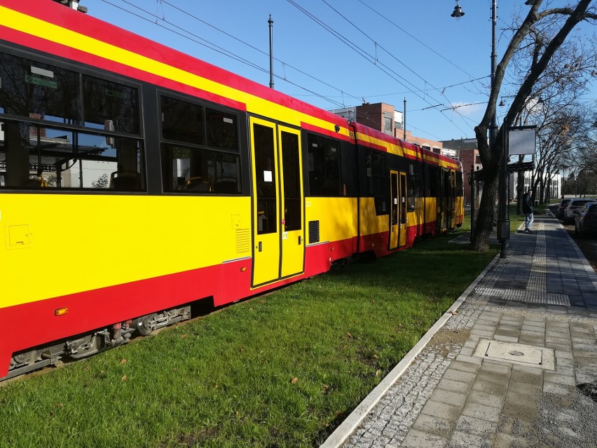 Od piątku 1 listopada tramwaj linii 2 pojedzie wyremontowaną ul. Dąbrowskiego ZDJĘCIA