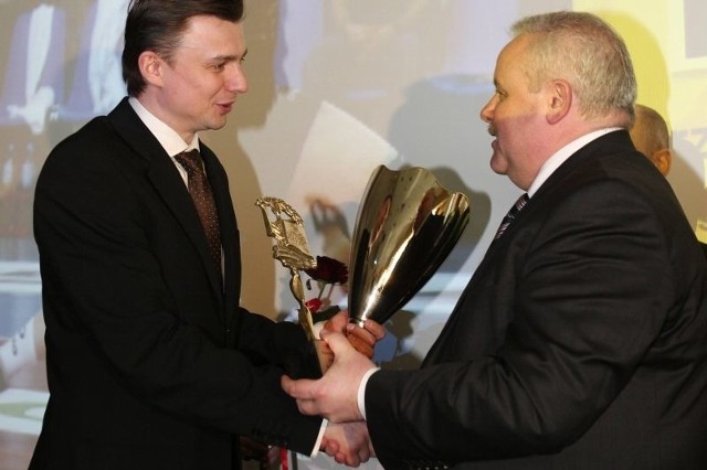Przed rokiem tytuł najlepszego sportowca roku wywalczył Krzysztof Ignaczak (z lewej), który laur odebrał z rąk marszałka Mirosława Karapyty.