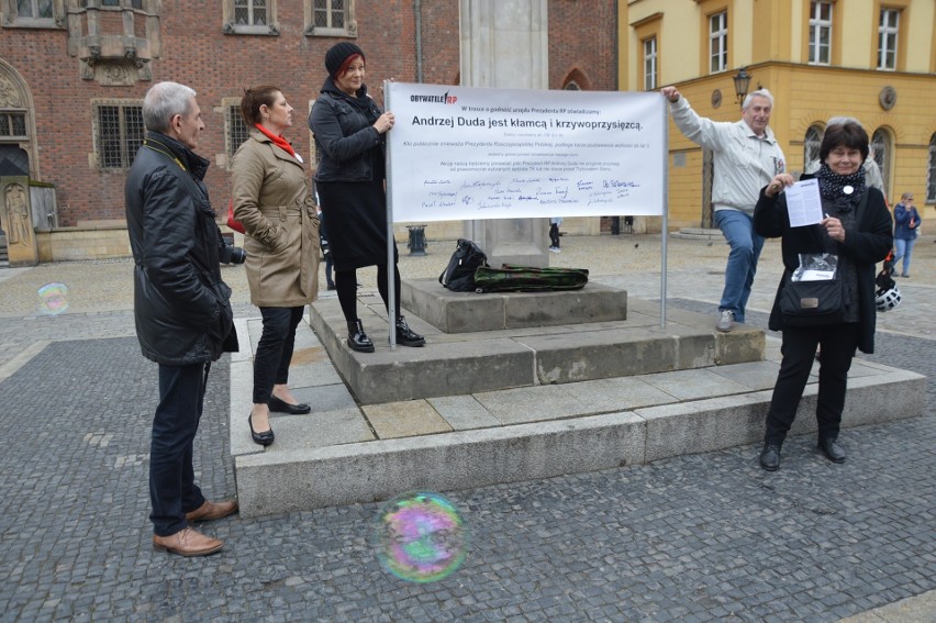 Przeciwko Andrzejowi Dudzie pod pręgierzem zaprotestowali...