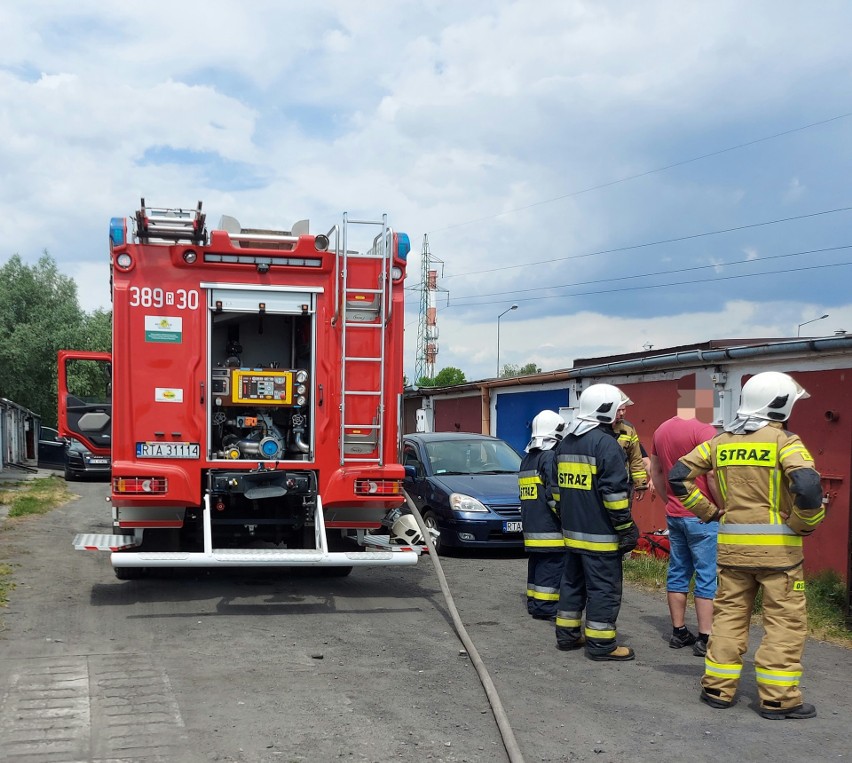 Pożar w Gorzycach. Mężczyzna z oparzeniami został przewieziony do szpitala