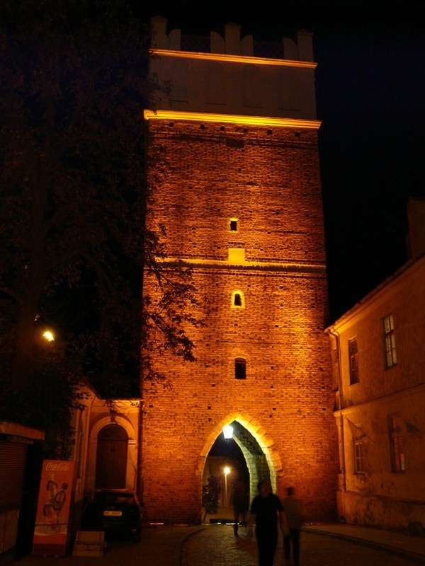 Tak w nowym oświetleniu będzie wyglądać Brama Opatowska w Sandomierzu.