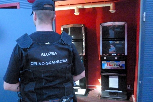 Funkcjonariusze Służby Celno-Skarbowej z Łomży skontrolowali 3 lokale, co do których zachodziło podejrzenie, że są w nich urządzane nielegalne gry hazardowe. 