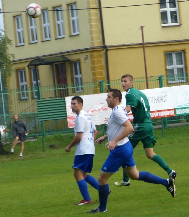 Piłkarze Sokoła Nisko i Bukowej Jastkowice zagrali na remis. Od lewej: Jacek Partyka, Damian Sałek, Patryk Wilk.